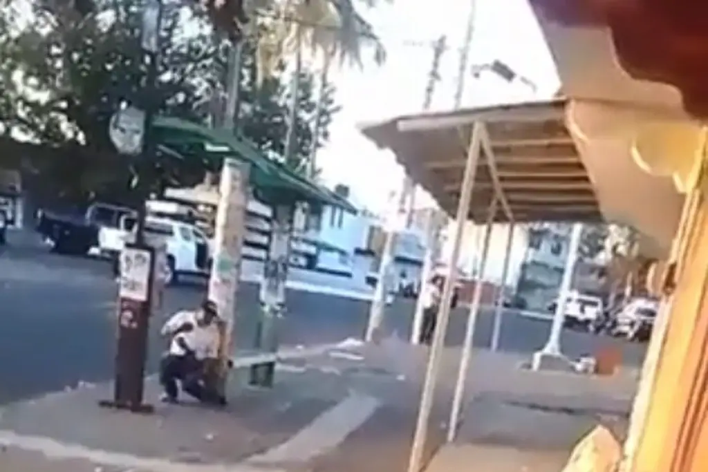 Imagen Se enfrentan dos tiradores a decenas de policías en centro de Colima (+Video)