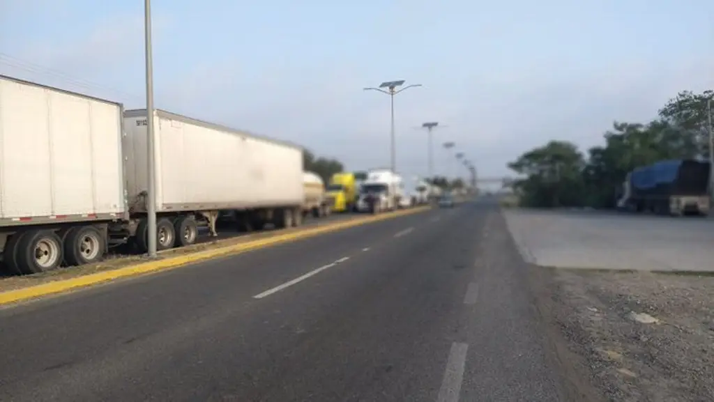 Imagen Reportan bloqueo de habitantes en carretera Coatzacoalcos-Salina Cruz