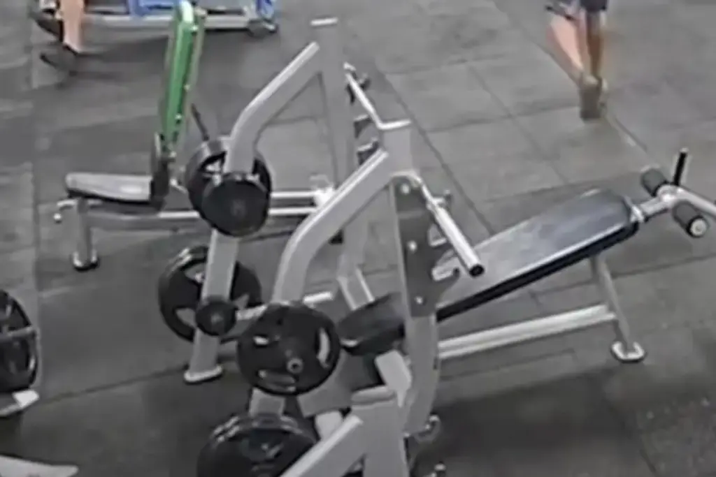 Imagen Finge que se le cae pesa en el gimnasio para golpear a otro en el rostro (+Video)