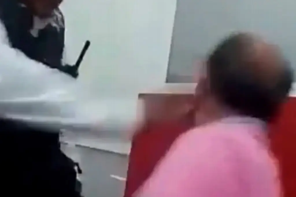Imagen Policía cachetea a detenido y él le regresa el golpe (+Video)