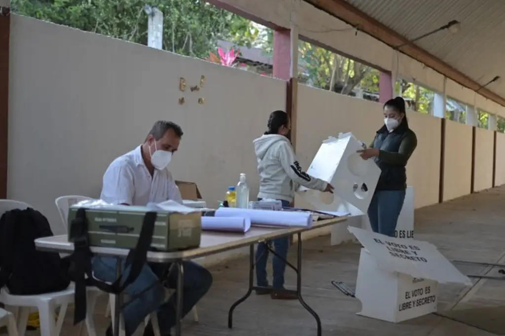 Imagen Arrancan conteos en elecciones extraordinarias en municipios de Veracruz
