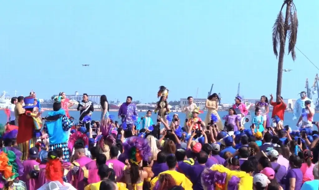 Imagen Presentan a candidatos a reyes del Carnaval de Veracruz 2022 (+ video)