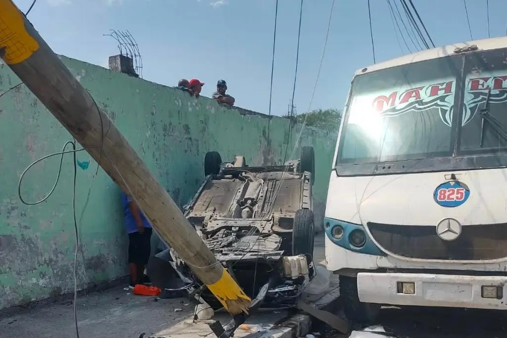 Tremenda volcadura en . Lobos de Veracruz; así quedó el conductor - xeu  noticias veracruz