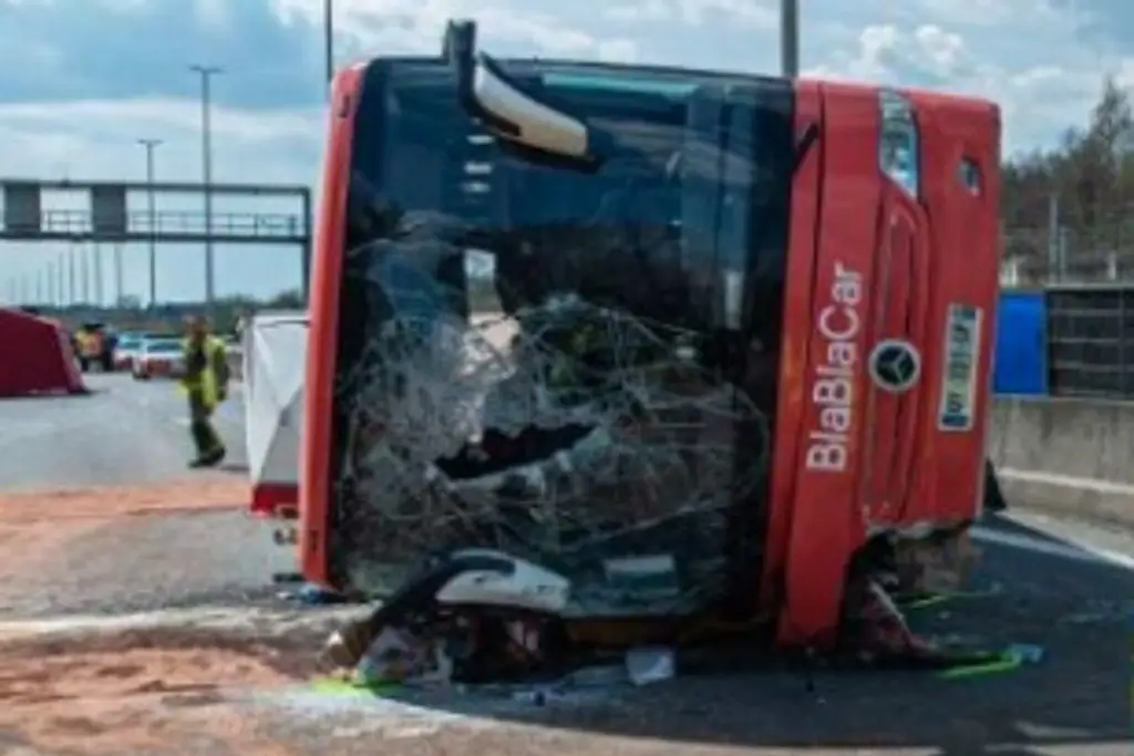 Imagen Trágico accidente de autobús turístico deja al menos 2 muertos 
