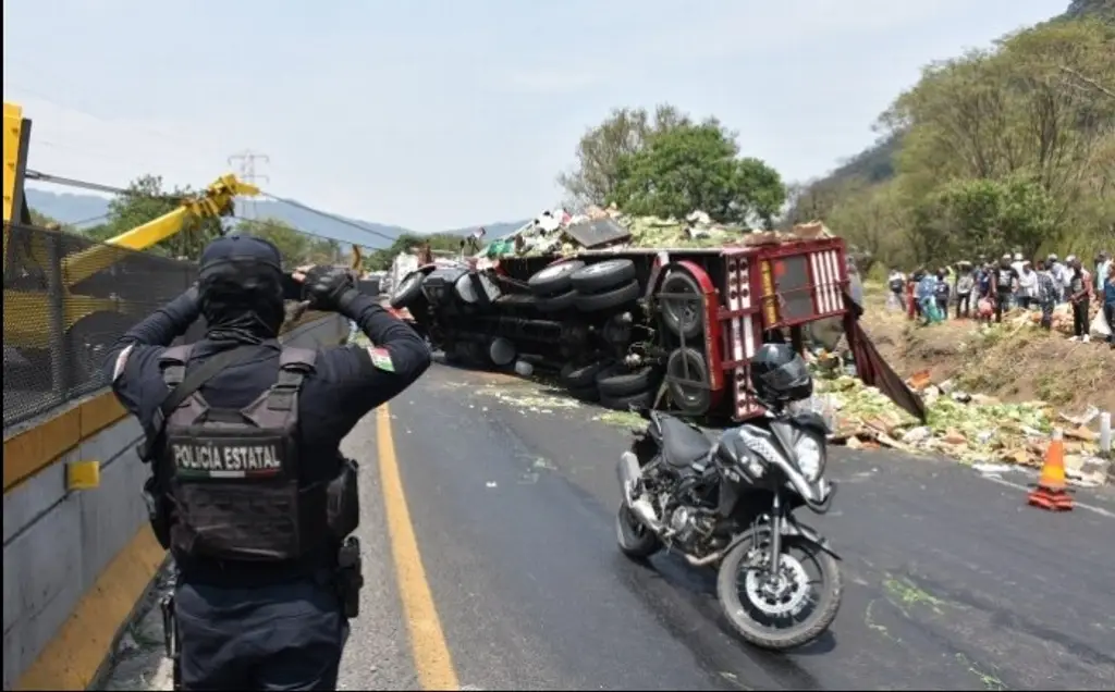 Imagen Camión con frutas y verduras vuelca en autopista de Veracruz; rapiñeros roban la carga
