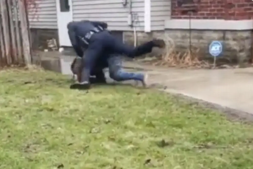 Imagen Mata policía a hombre negro en EU; lo tenía sometido en el piso (+video)