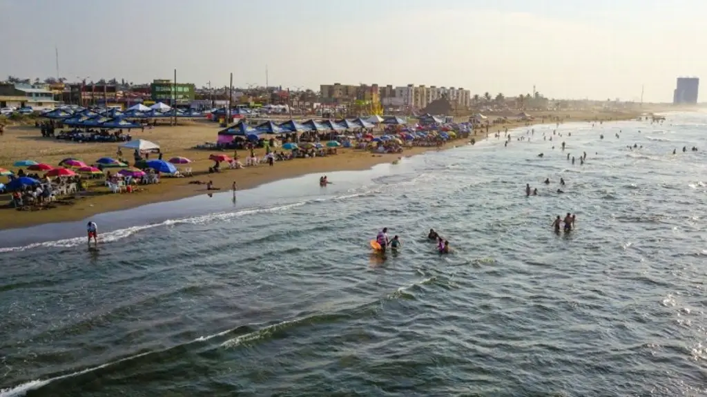 Imagen Disfrutan 65 mil personas en playas de Coatzacoalcos