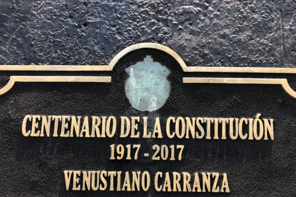 Imagen Arrancan escudo de placa frente al Faro Carranza en el malecón de Veracruz