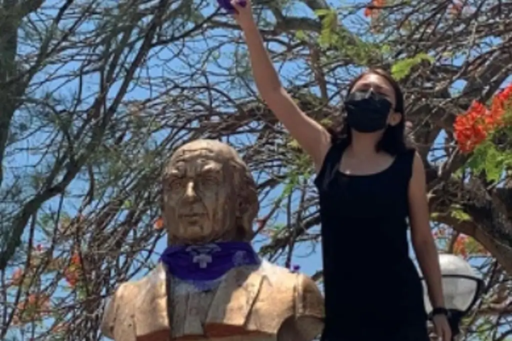 Imagen Colocan pañuelo morado a busto de Miguel Hidalgo en Coatzacoalcos; protestan feminicidios