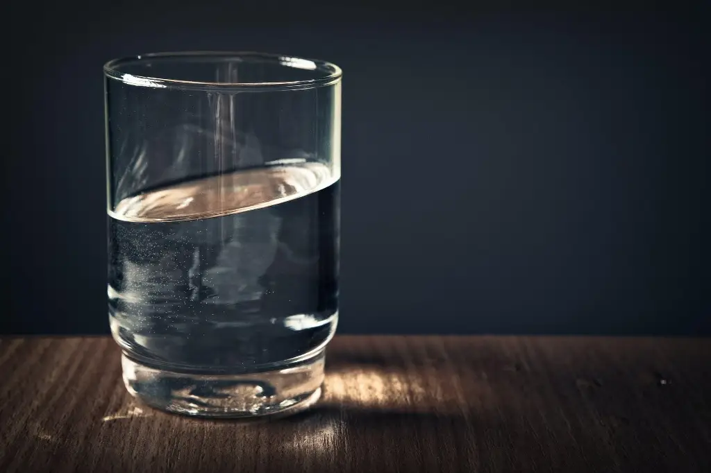Imagen Estos son los beneficios de tomar un vaso con agua antes de dormir 