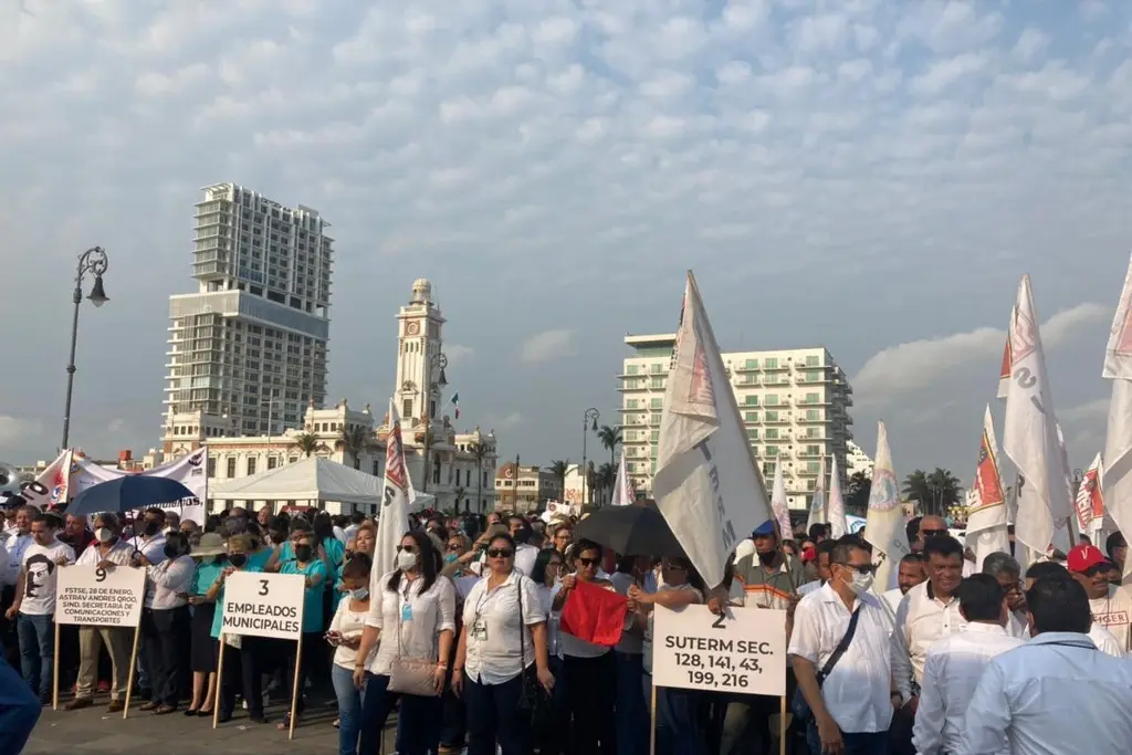 Realizan concentración masiva por el Día del Trabajo en Veracruz - xeu ...