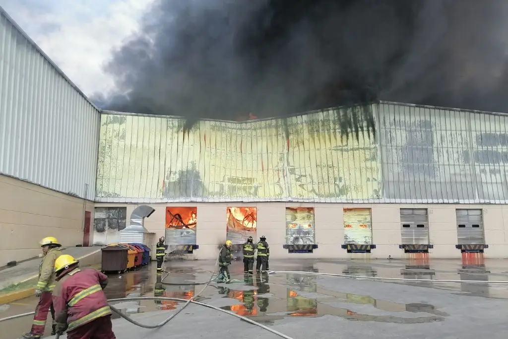 Imagen Fuerte incendio consume fábrica en el Edomex