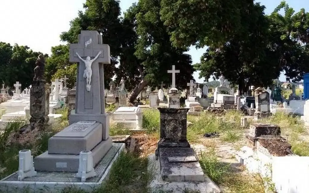 Imagen Exhuman cuerpo en tumba de cementerio veracruzano y hallan 5 más