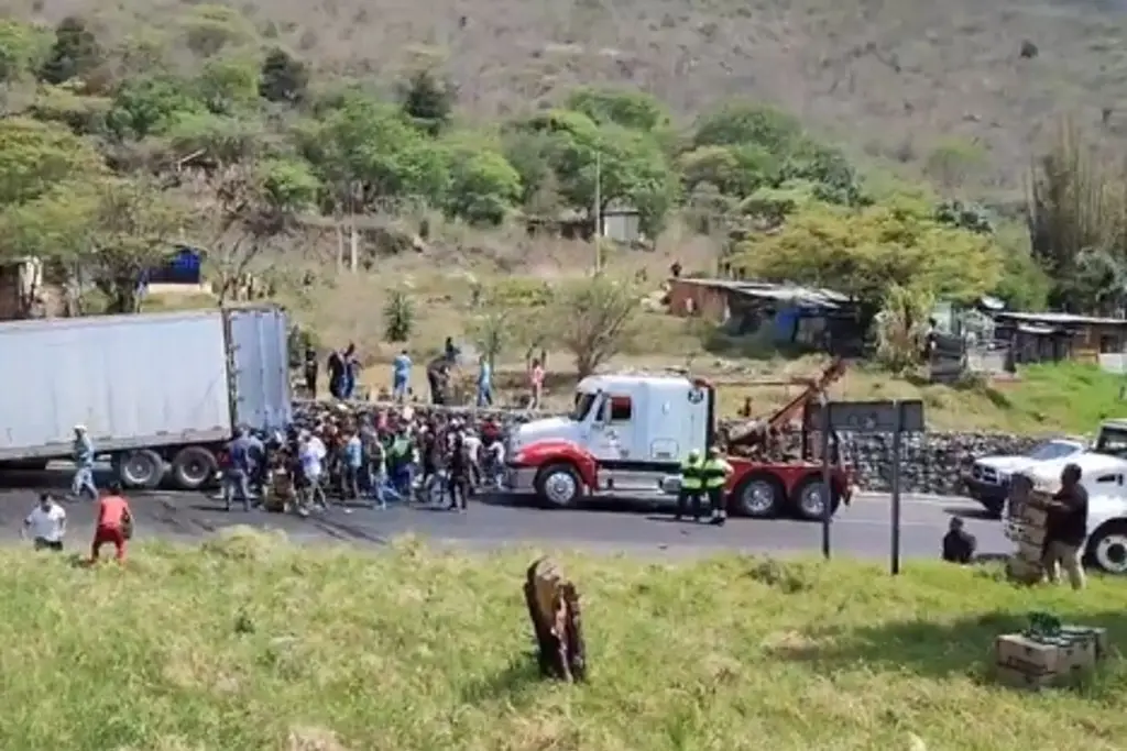 Imagen Rapiña en trailer volcado; se pelean por cerveza que traía en carretera de Veracruz 