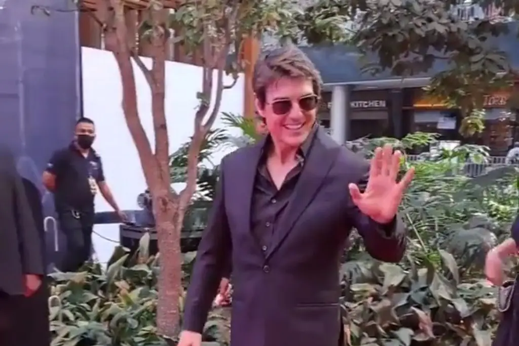 Imagen Tom Cruise llega a México y saluda a sus fans