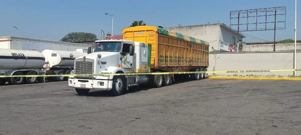 Imagen Encuentran a hombre muerto dentro de trailer en carretera de Veracruz