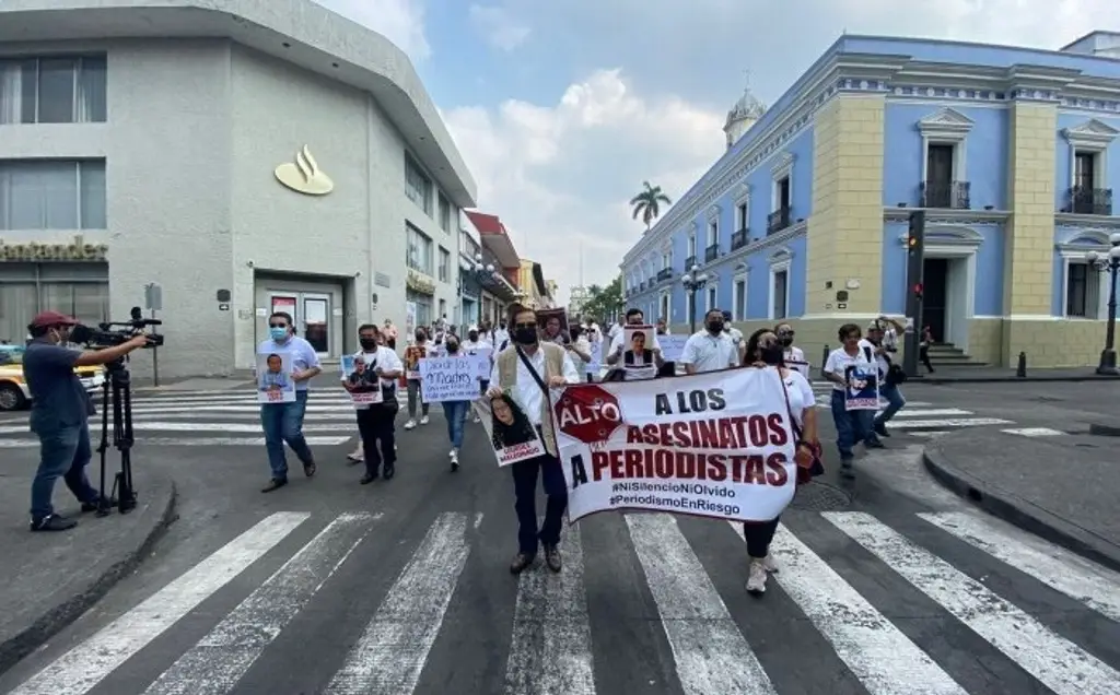 Imagen Periodistas marchan y exigen justicia para Yesenia Mollinedo y Johana García