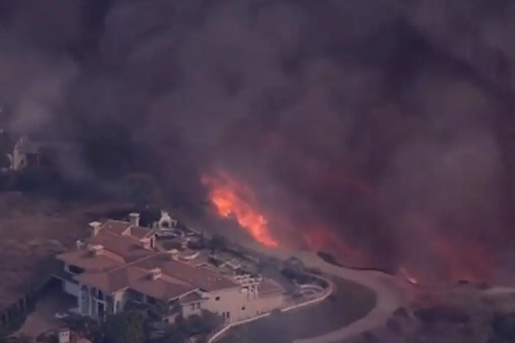 Imagen Avanza potente incendio forestal devorando decenas de mansiones (+Video)