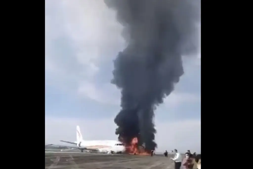 Imagen Avión se incendia en despegue dejando al menos 36 lesionados (+Video)
