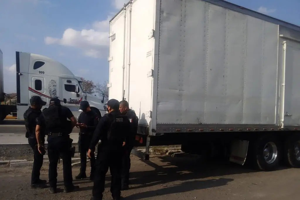 Imagen SSP detiene a seis personas tras robo de tractocamiones en autopista de Veracruz
