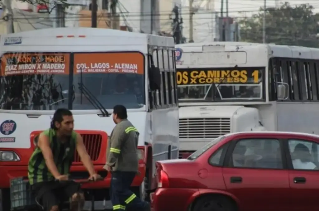 Imagen Mujer tropieza y cae al bajar de camión urbano en fraccionamiento de Veracruz