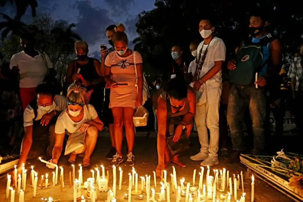 Imagen Cubanos realizan vigila en honor a fallecidos por explosión en Hotel Saratoga