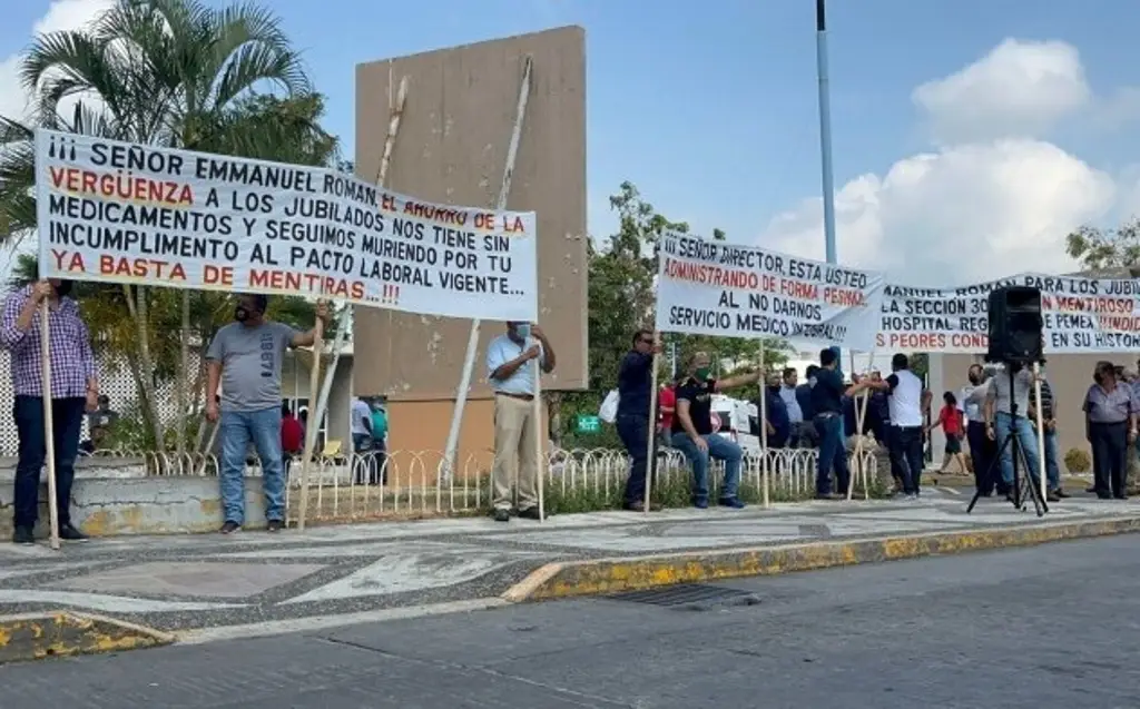 Imagen Petroleros protestan por mala atención en Hospital Regional de Pemex en Poza Rica
