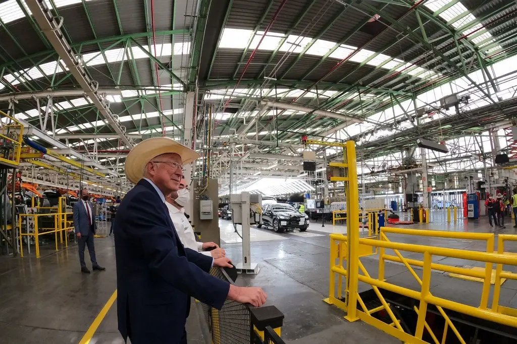Imagen Embajador de EU, Ken Salazar, visita planta de Ford en el Edomex