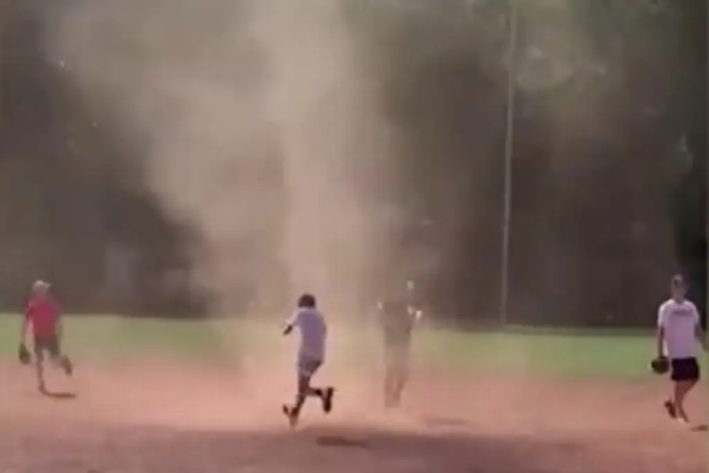 Imagen Casi se los lleva el viento cuando jugaban béisbol (+Video)