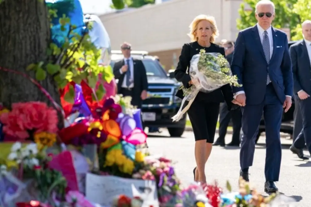 Imagen “Terrorismo doméstico” lo ocurrido en Buffalo: Biden lleva flores a víctimas
