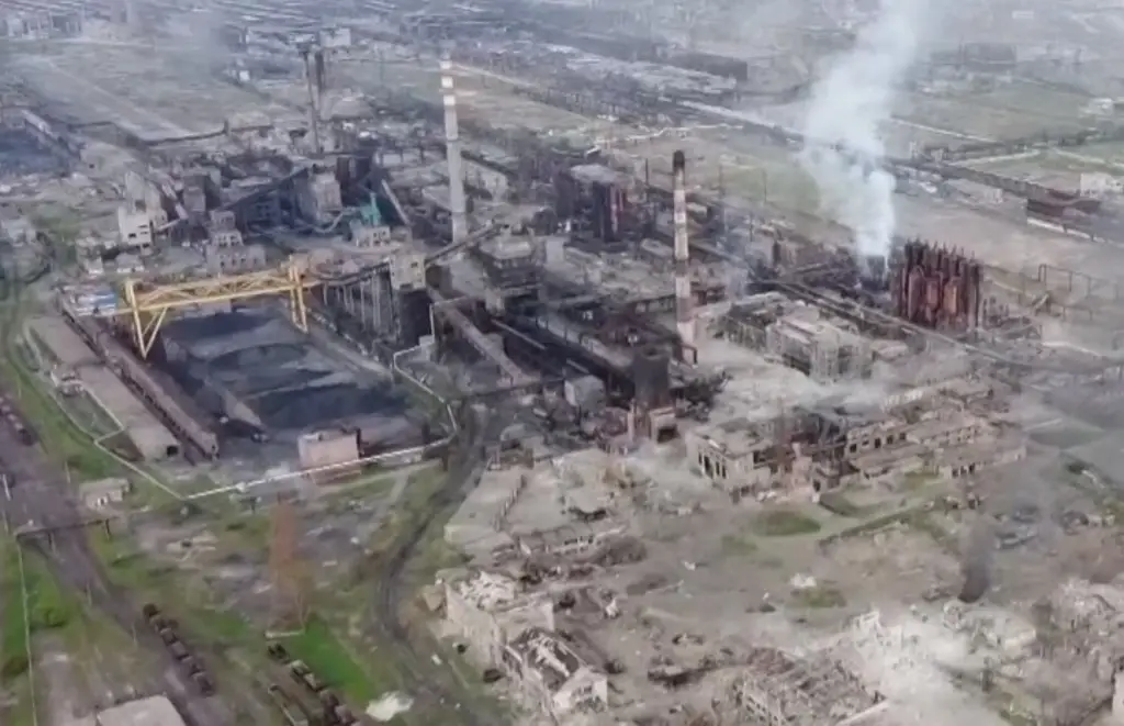 Imagen Combatientes ucranianos de la planta de Azovstal se rinden a un destino incierto