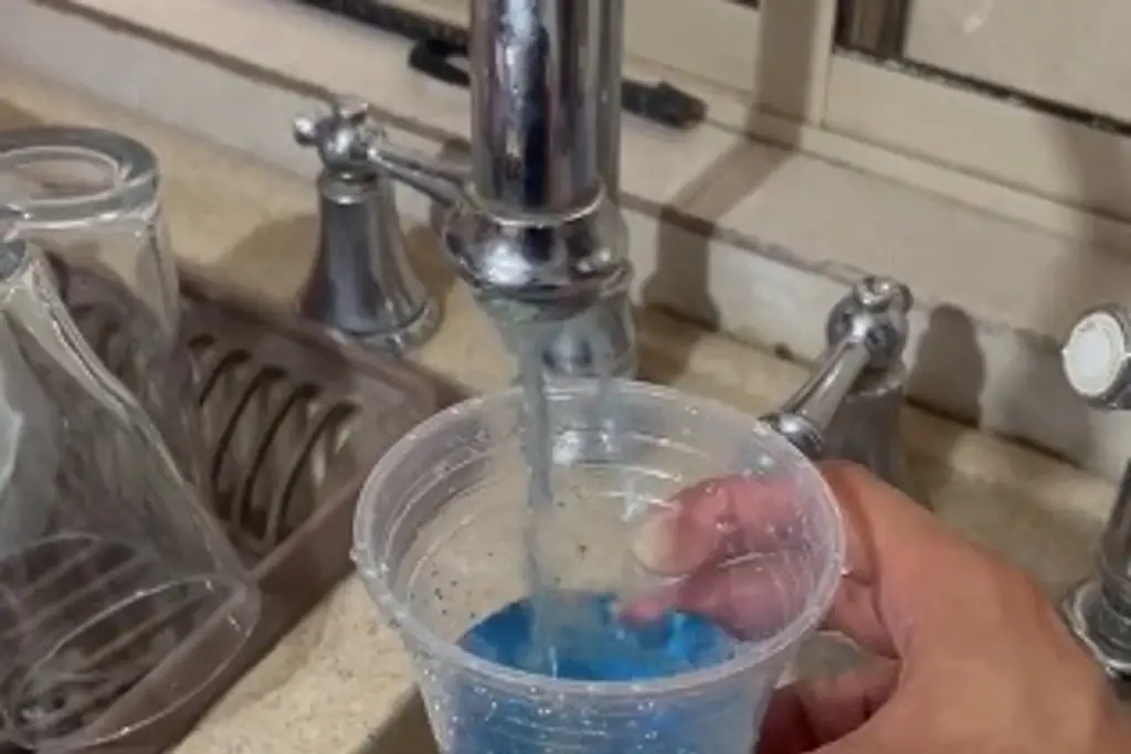 Imagen Les llega el agua de color azul en sus hogares; “no deben beberla”: alerta autoridad (+Video)