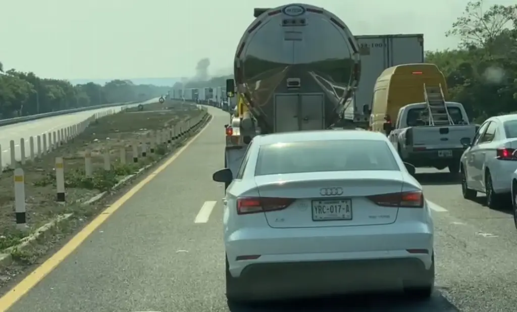 Imagen Sigue cierre parcial de autopista Isla - Acayucan por incendio de 2 tráileres