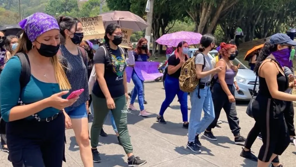Imagen Marchan estudiantes de Psicología de la UV; Exigen que se atiendan denuncias de acoso sexual