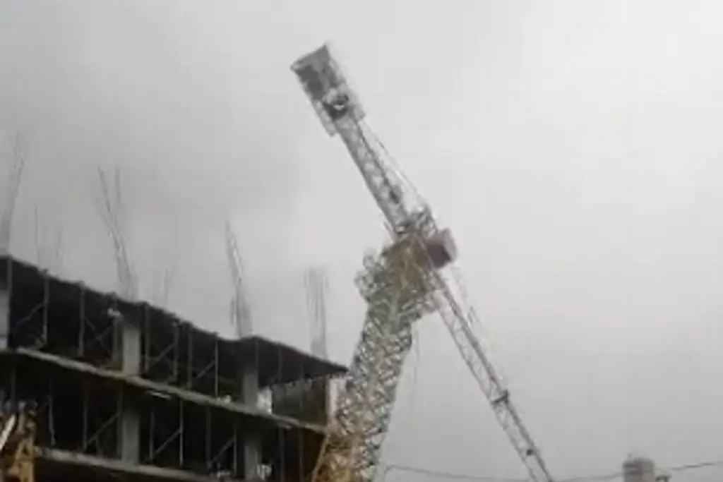 Imagen Se desploma grúa sobre construcción y trabajadores (+Video) 