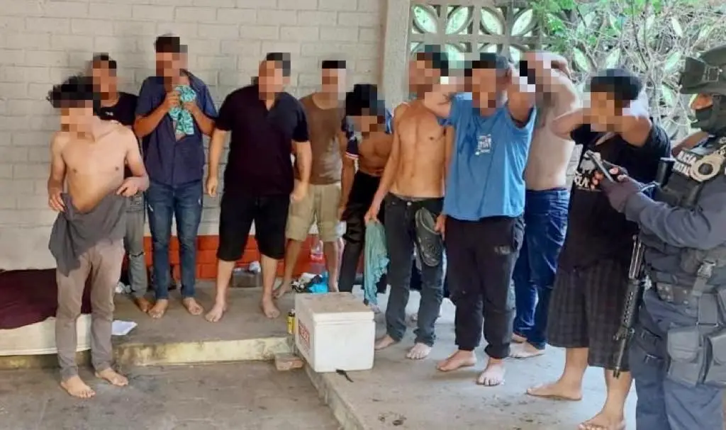 Imagen Rescatan a 27 migrantes al sur de Veracruz; 15 estaban secuestrados