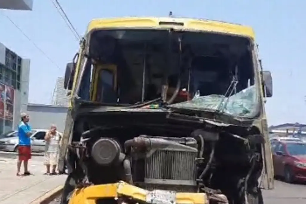 Imagen Se registra fuerte accidente automovilístico en avenida de Veracruz; reportan 12 lesionados