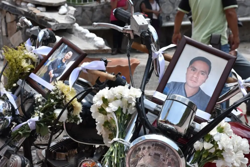 Imagen Dan sepultura a Samuel y José, jornaleros de Veracruz que murieron en accidente carretero