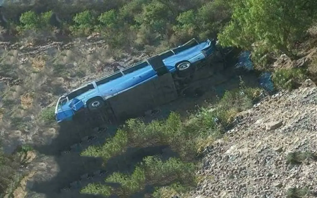 Imagen Autobús con migrantes cae a barranco en San Luis Potosí; hay 6 muertos