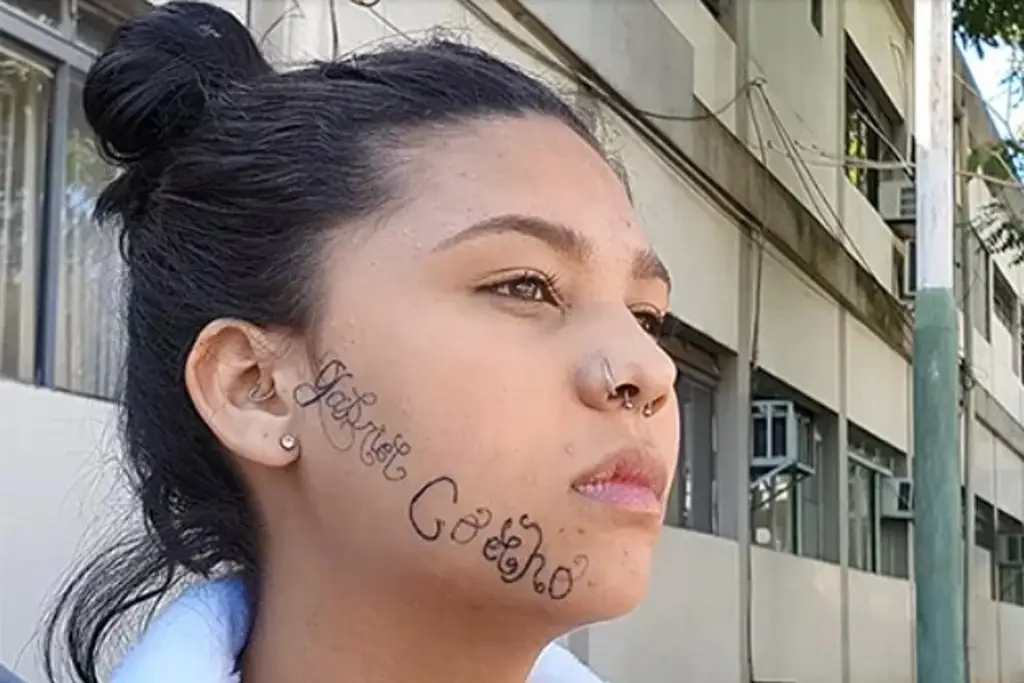 Imagen Mujer denuncia que su exnovio le tatuó a la fuerza su nombre en el rostro