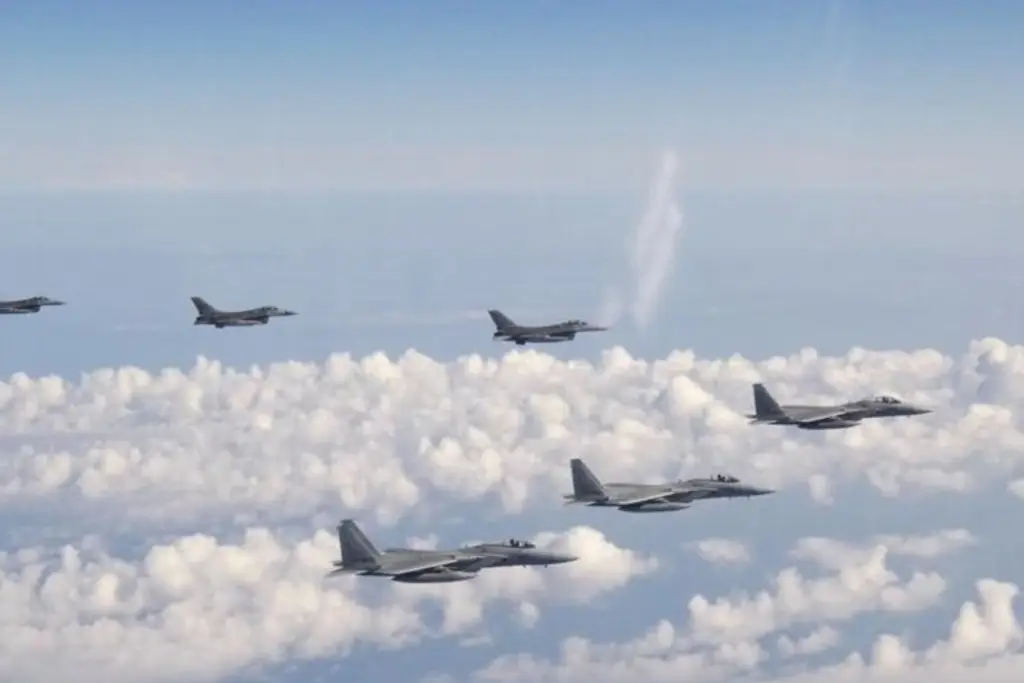 Imagen Japón y EU vuelan aviones de combate tras simulacro de China y misiles de Corea del Norte