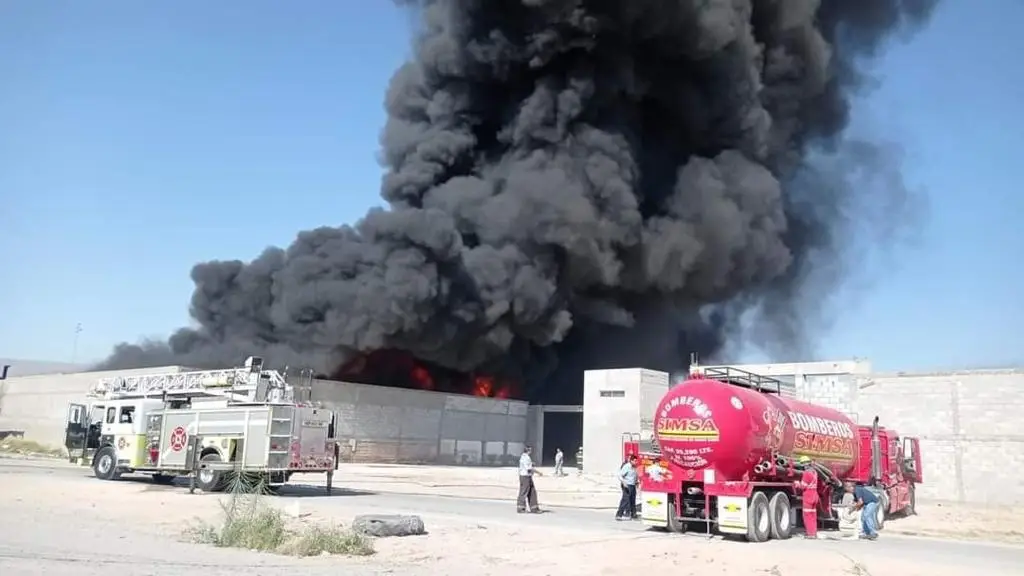 Imagen Fuerte incendio en recicladora de cartón y plástico en Torreón (+Video)