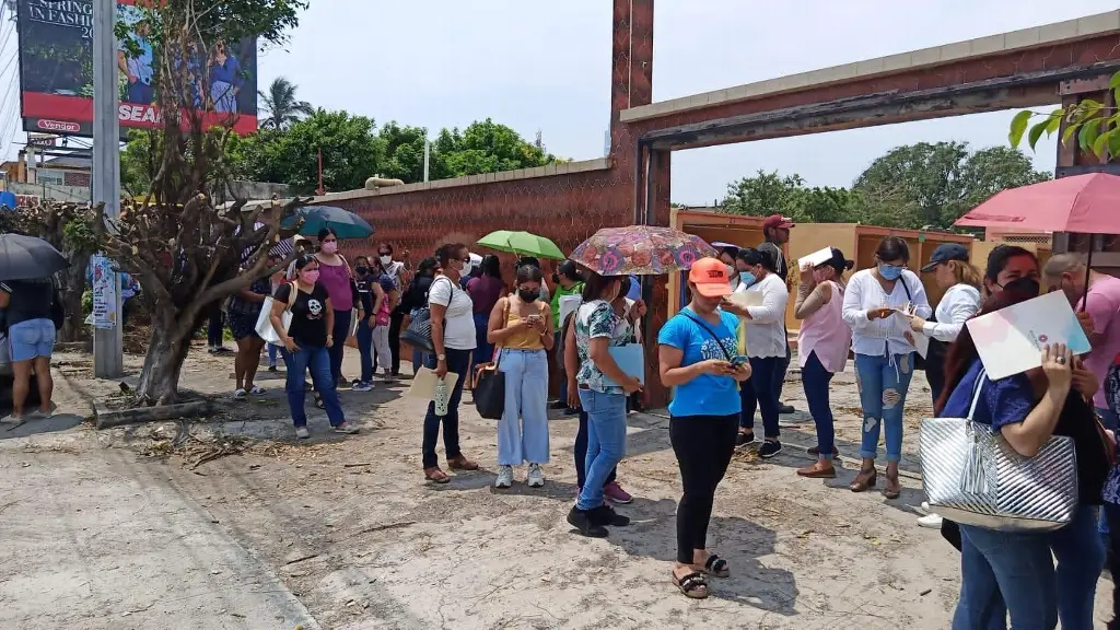 Imagen Así fue la entrega de declaración patrimonial de maestros en Veracruz 