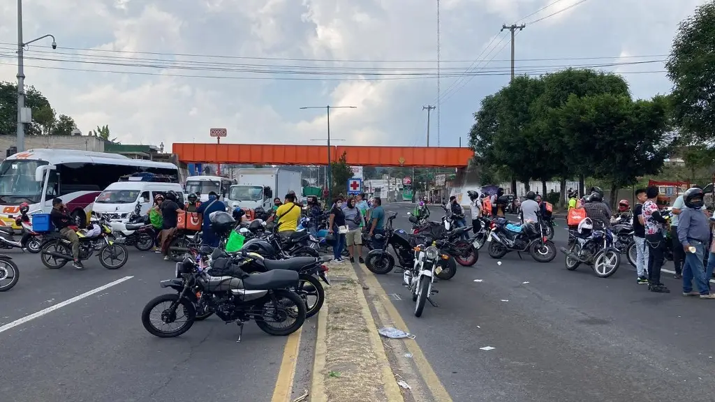 Imagen Motorepartidores bloquean la Xalapa - Banderilla; acusan acoso de SSP