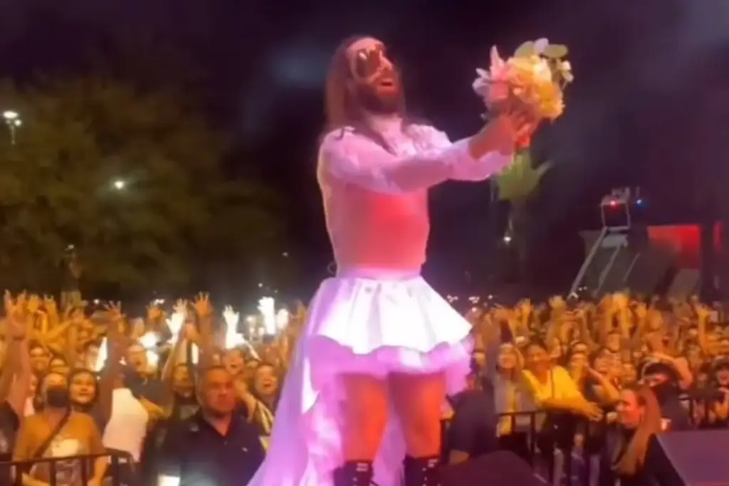 Imagen Jay de la Cueva sorprende al subir al escenario con vestido de novia