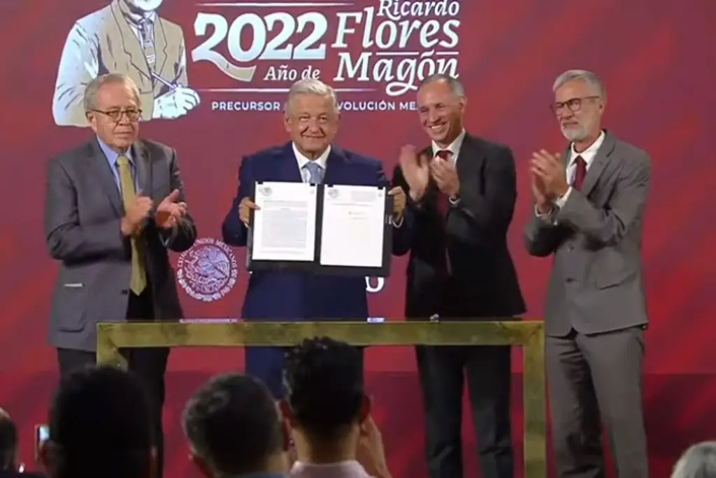 Imagen AMLO firma decreto para prohibir comercialización de vapeadores en México 