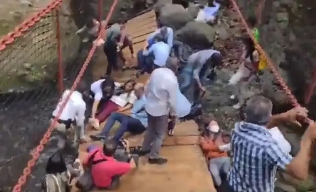 Imagen Alcalde de Cuernavaca y su esposa, entre los lesionados por desplome de puente