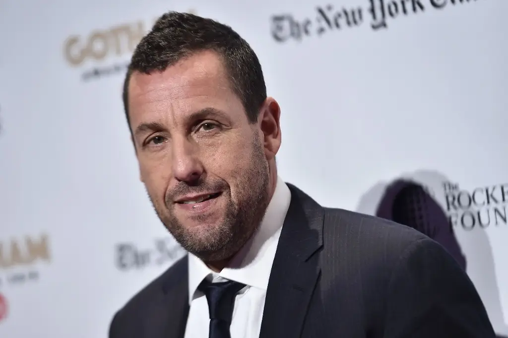 Imagen Playa nudista provoca una erección al actor Adam Sandler (+video)