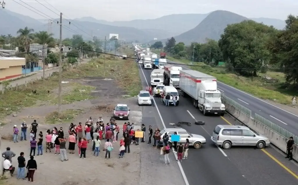 Imagen Padres toman autopista Puebla-Orizaba; exigen maestro en escuela de Nogales 