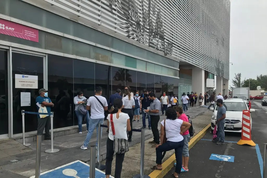 Imagen Contribuyentes respiran por prórroga del SAT; siguen largas filas para actualizar constancia fiscal